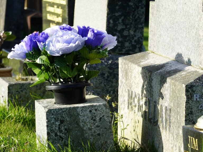 Fleurs déposées sur une pierre tombale avec photo porcelaine